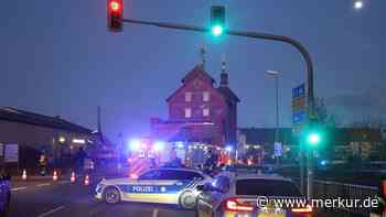 Auto erfasst drei Menschen – Rettungshubschrauber im Einsatz