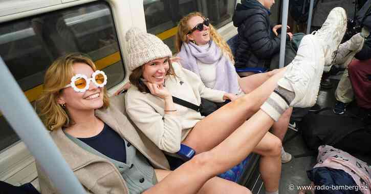 Ohne Hose in die Röhre: Londoner bei «No Trousers Tube Ride»