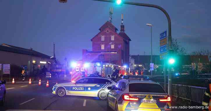 Auto erfasst drei Menschen – Rettungshubschrauber im Einsatz