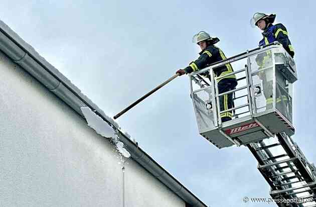 FFW Schwalmtal: Gefahrenabwehr durch Feuerwehr: Löschzug Waldniel entfernt gefährliche Schnee- und Eismassen