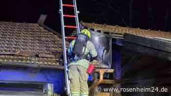 Carportbrand am Sonntagabend ruft Einsatzkräfte in Bad Endorf auf den Plan