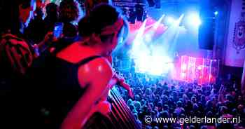 Liset (40) werd op volle dansvloer in elkaar geslagen: ‘Lag op de grond en zag ineens groep op me inbeuken’