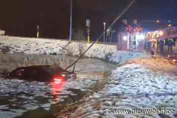 BMW slipt in waterbekken in Genk: “Mannen stonden op dak van hun auto met enkel natte voeten”