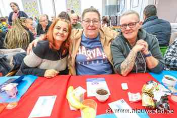 Vrijwilligers trakteren zeshonderd wijkbewoners op uitgebreid gratis ontbijt