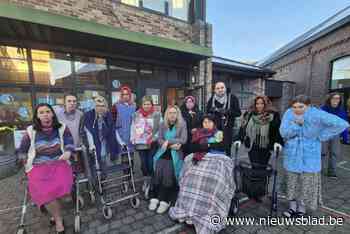 Leerkrachten komen verkleed als oma’s en opa’s naar school