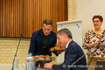 Justitieminister Van Tigchelt brengt als bakkerszoon Zoerselse worstenbroden en appelbollen naar partijbestuur in Brussel