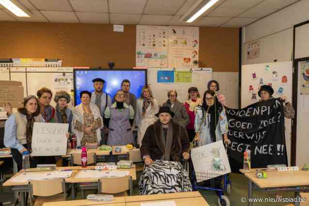 Leerlingen krijgen les, maar dan wel van ‘bejaarde leerkrachten’, inclusief rolstoel en rollator: “Omdat we het niet eens zijn met de plannen van de regering”