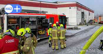 Feuerwehr Hannover rettet Mann bei Brand in einer Lagerhalle