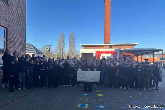 Leerkrachten komen in rouwkledij naar school om te protesteren tegen de pensioenplannen: “Willen zekerheid op het einde van onze loopbaan”