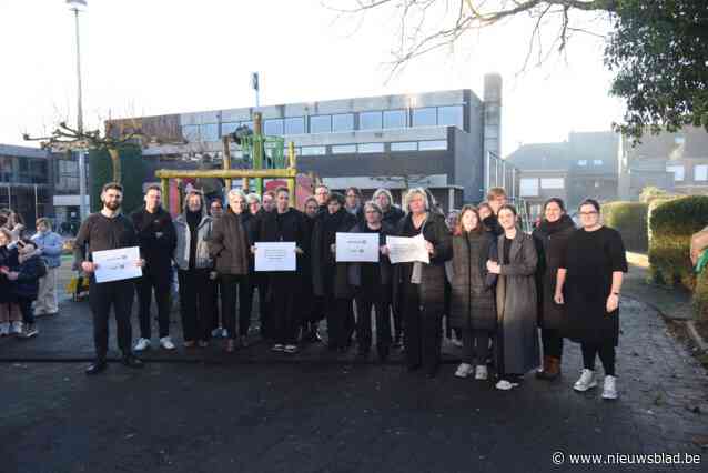 Leerkrachten gemeenteschool in het zwart gekleed voor de klas