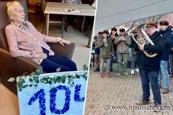 Fanfare Onafhankelijkheid Wiekevorst verrast jarige Maria (104) met concertje: “Ze hadden gerust nog wat langer mogen blijven”