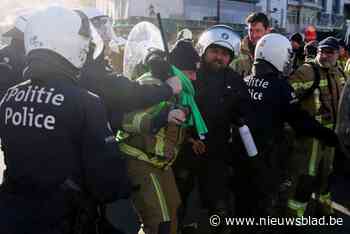 Beelden tonen incident tussen brandweer en politie tijdens betoging in Brussel: “Op oudejaar stonden we nog zij aan zij”