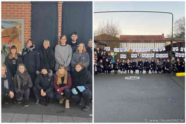 Leerkrachten in zwart gekleed voor de klas: “Maatregelen werken het lerarentekort in de hand”