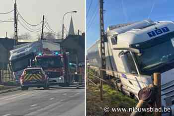 Vrachtwagen rijdt in gracht en belandt tegen elektriciteitspaal