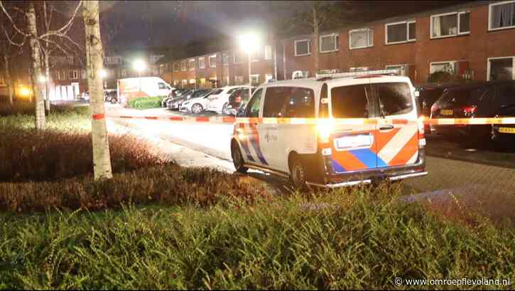 Almere - Veiligheidsrisicogebied John Raedeckerstraat: iedere tien minuten een politieauto