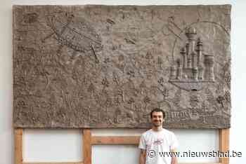 Buitenaards leven daalt neer in café: jonge kunstenaar boetseert werk van 350 kilo dat over twee maanden weer wordt afgebroken