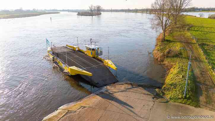 Deze veerbootjes op de Maas varen door hoogwater even niet