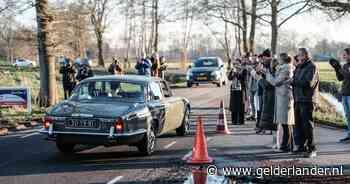 Hilariteit bij ontvangst van nieuwe burgemeester in Bronckhorst: ‘Hij komt van de verkeerde kant’