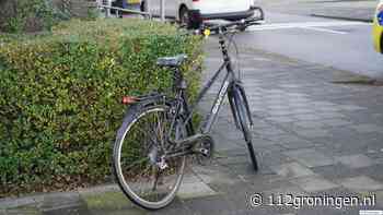 Taxibusje en fietser in botsing, 1 gewonde