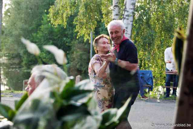 Nederlandse filmster Huub Stapel viert voor tv-programma verjaardag van Oost-Vlaamse cafébazin Monique (83): “Da’s hier precies ‘Flodder 2’, zei hij”