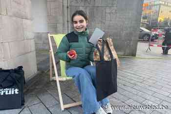 Lanya (12) wint stadsspel en zit als eerste in de stoel: “Ik was toevallig in de buurt”