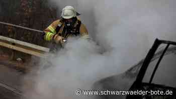 Straße gesperrt: Fahrzeug brennt nach Unfall bei Wildberg