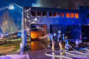 Brandweer heeft nachtje doorgewerkt op bedrijfsbrand Hoge Mauw: Oorzaak nog steeds onbekend
