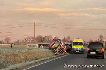 Vrachtwagen kantelt in de gracht