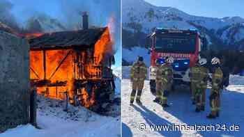 Skifahrer bemerkt Rauch und schlägt Alarm – Almhütte steht lichterloh in Flammen
