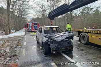 Jeep brandt volledig uit in Eksel