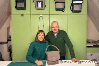 Inneke (58) en Jean-Marie (63) toveren oude tent om tot hippe handtas: “Alles wat nog herbruikbaar is, verwerken tot iets anders”