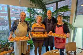 Bewoners van residentie Vivasse smullen van appelbollen op Verloren Maandag