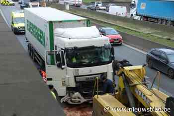 Lichtgewonde bij ongeval tussen twee vrachtwagens