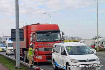 Ambulance en vrachtwagen betrokken bij kop-staartaanrijding in Roeselare