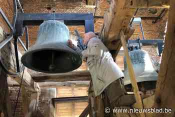 ‘Klokkenjagers van Vlaanderen’ inventariseren alle klokken van Sint-Pieters-Leeuw: “Ooit waren klokken informatiebron van het dorp”