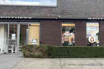 Auto rijdt tegen inkom van apotheek