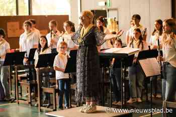 Muziekleerkracht en dirigente Lieve De Rop uitgezwaaid met verrassingsfeestje: “Ik heb geen idee hoe ze al mijn oud-leerlingen hebben kunnen optrommelen”