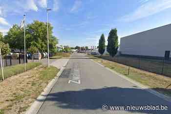 Dieven stelen lichtbalk van vrachtwagen