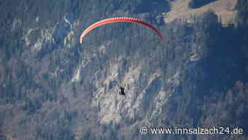 Gleitschirmpilot (33) aus dem Kreis Traunstein stürzt bei Kössen 80 Meter ab – schwer verletzt