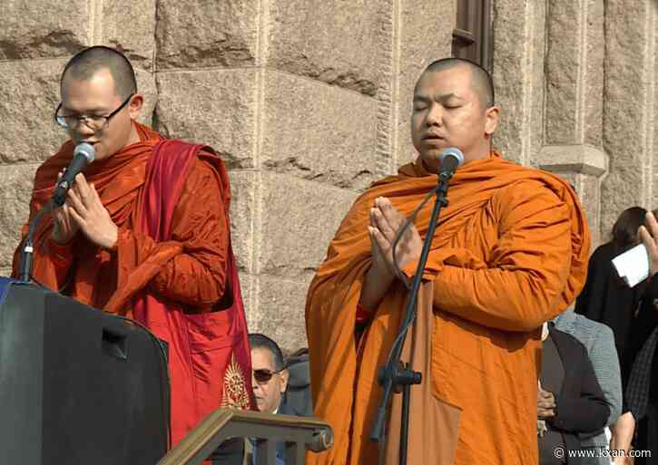 Texans of multiple faiths continue tradition of praying ahead of new legislative session