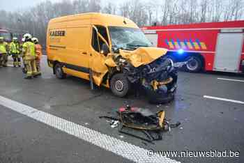 Kop-staartaanrijding zorgt voor verkeershinder op E403: één bestuurder lichtgewond