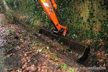 Grachten worden geruimd om wateroverlast bij hevige regenval te voorkomen