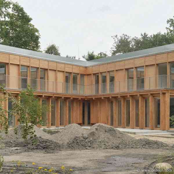 Ewa Kaszuba frames villa in Polish spa town with larch veranda