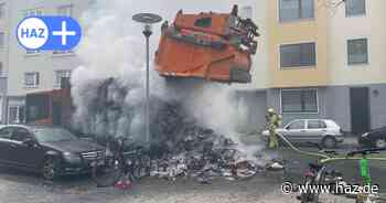 Klagesmarkt: Feuerwehr löscht brennenden Müllwagen in Hannover Mitte