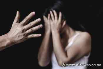 Twintiger moet naar de cel omdat hij zijn moeder en vriendin geslagen heeft