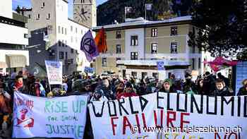 Juso Schweiz und Strike WEF wandern und demonstrieren gegen das WEF