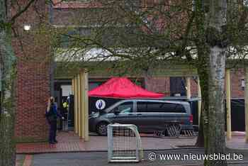 Arbeider (46) overlijdt op speelplaats van school na val uit hoogtewerker: “Leerlingen die het zagen gebeuren, worden opgevangen”
