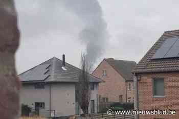 Rookpluim van ver te zien: brandweer sluit straat af door brand in loods