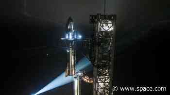 SpaceX assembles the world's largest rocket for Starship Flight 7 test launch (photos)