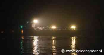 Tankschip raakt stuurloos op de Waal nadat motor uitvalt